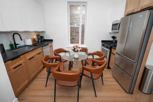 Modern 3BR King Chicago Stay Near United Center in Logan Square