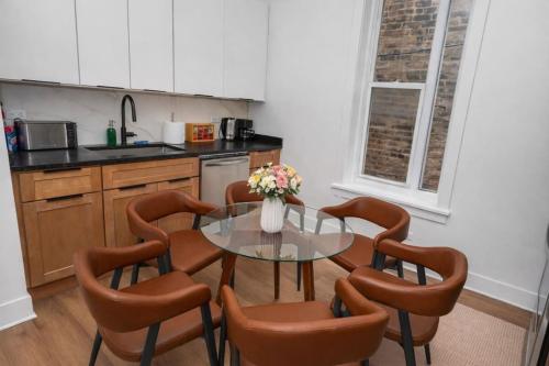 Modern 3BR King Chicago Stay Near United Center in Logan Square