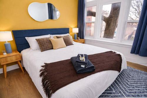 Modern 3BR King Chicago Stay Near United Center in Logan Square