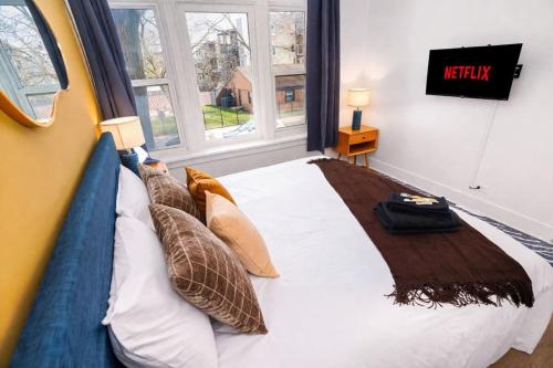 Modern 3BR King Chicago Stay Near United Center in Logan Square