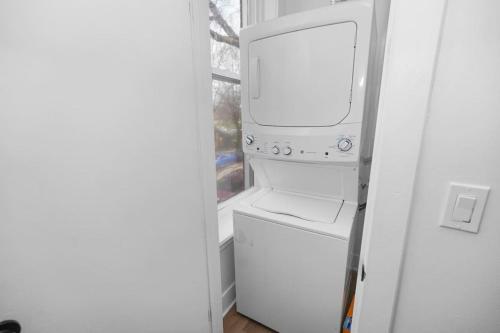 Modern 3BR King Chicago Stay Near United Center in Logan Square