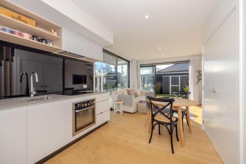 Alpine Junction Townhouse Apartments, Lodge & Hotel in Albert Town
