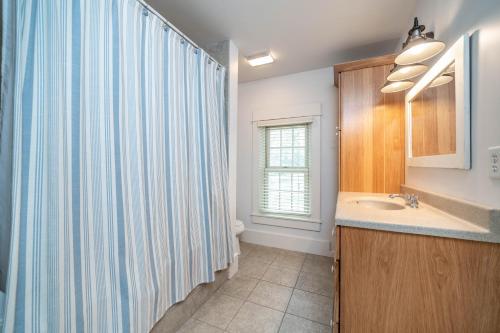 Spacious Modern Farmhouse w/Private Beach Oversized Hot Tub & Game Room - image 8