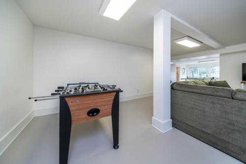 Spacious Modern Farmhouse w/Private Beach Oversized Hot Tub & Game Room - image 4