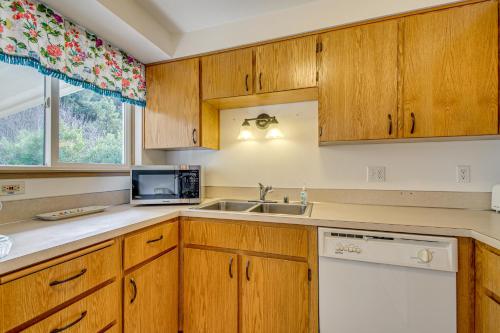 Ocean City Home w/ Fenced Yard: 1 Mi to Beach! in Ocean City (WA)
