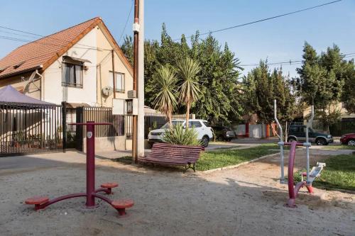 1 a 2 hab, baño privado, estaciona int y ext, Wifi, Cable, en Condominio — other in Calle Marco Polo 563 Casa B, Santiago Chile, 9020000