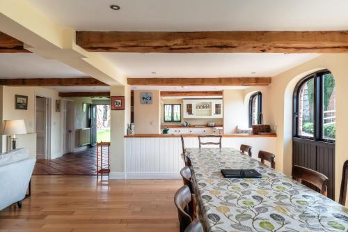 Stunning Five Bedroom Home Near Tewkesbury in Forthampton
