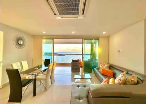 Large 3BR Apt with beautiful ocean views