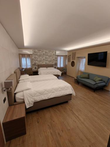 1 king bed, 2 twin beds, 2 sofa beds