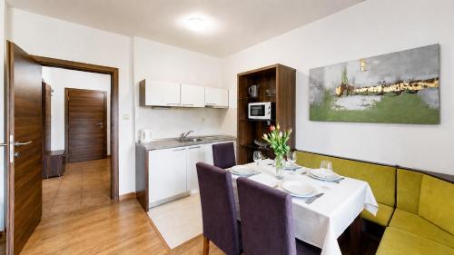 Kamzik Apartment with Mountain View & Garage DONOVALY in 比斯特里察