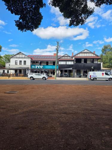 A szálláshely kívülről, The Rec Hotel Waroona in Dwellingup