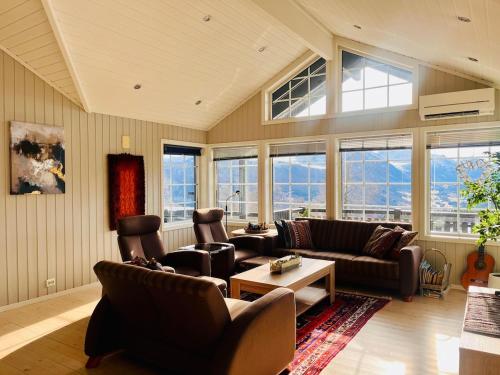 Great mountain cabin with jacuzzi in beautiful surroundings in Stranda
