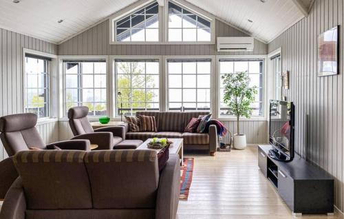 Great mountain cabin with jacuzzi in beautiful surroundings in Stranda