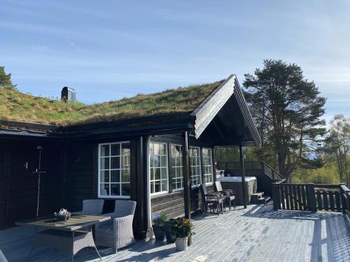 Great mountain cabin with jacuzzi in beautiful surroundings in Stranda