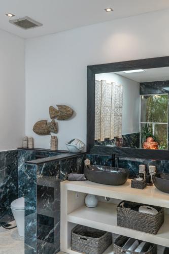 Villa Marlon - Sleek & Sophisticated 3 BR Villa in Seminyak - image 3