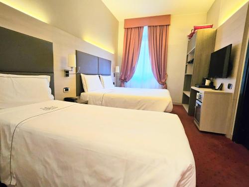 1 queen bed, 1 twin bed