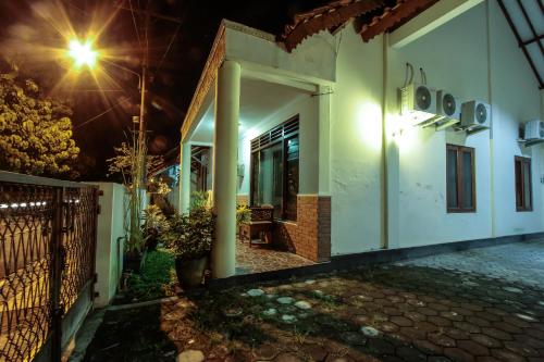 Griya Langen Guesthouse - 출입구