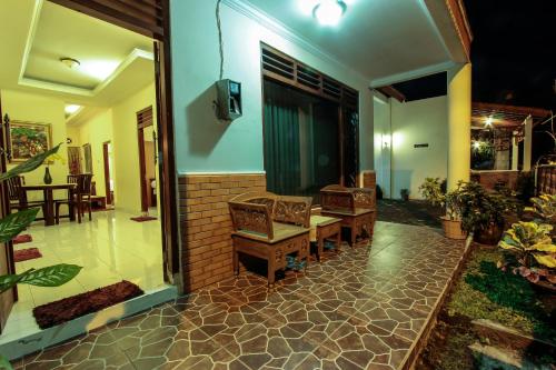 Griya Langen Guesthouse - 출입구