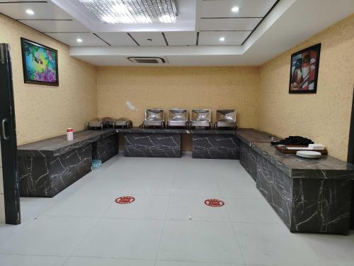 로비, Palette-Seven Axis Hotel by 4 Square Nearest Vaishali And Anand Vihar Metro Station in 샤다라
