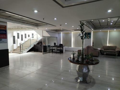 로비, Palette-Seven Axis Hotel by 4 Square Nearest Vaishali And Anand Vihar Metro Station in 샤다라