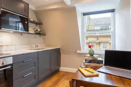 Spacious city-centre apartment in Bath, Bath (photo 11)