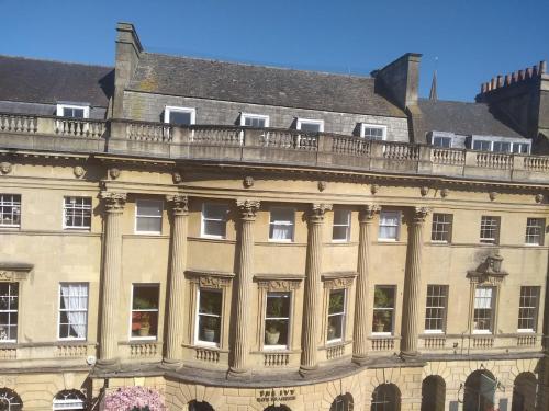 Spacious city-centre apartment in Bath, Bath (photo 10)