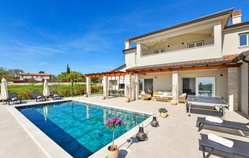 Peldbaseins, Awesome Home In Porec in Kirmenjak