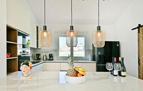virtuve, Awesome Home In Porec in Kirmenjak