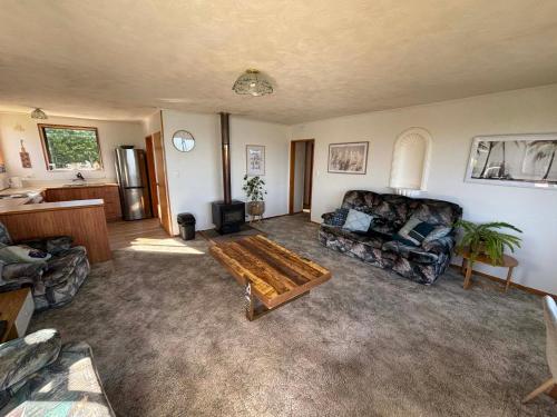 Beach Escape with Stunning Ocean Views & Sunsets in Kakanui