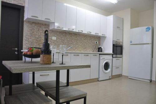 Konyha, Isramax Jerusalem Apartment in Bat-Yam in Bat Yam
