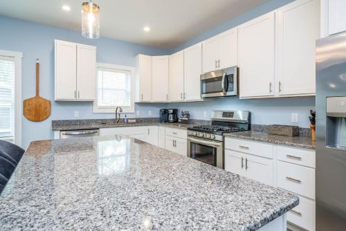 New 4BR Home in the Heart of South Haven! - image 3