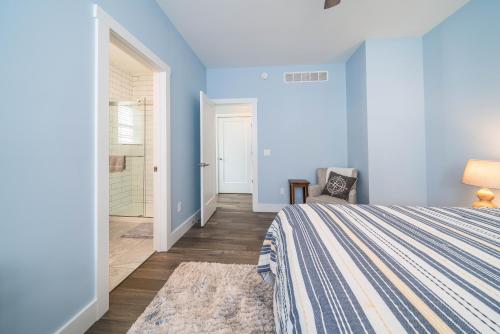 New 4BR Home in the Heart of South Haven! - image 11