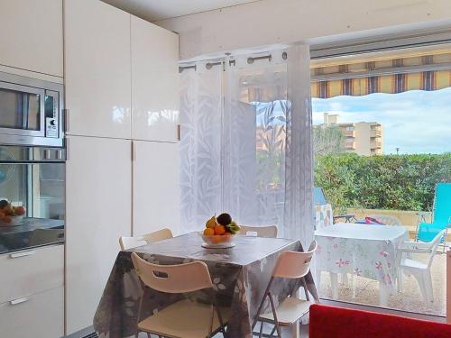 Studio lumineux avec terrasse 15m², parking, La Favière - FR-1-610-126