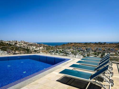 Swimming pool, Elegant Oceanview Apt w Infinity Pool, 5min Beach A in Other