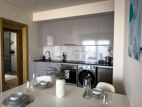 Elegant Oceanview Apt w Infinity Pool, 5min Beach A in Other