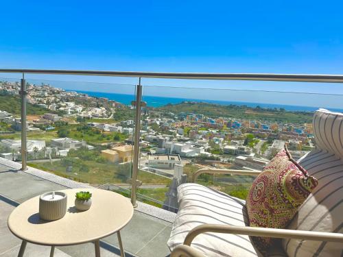 Elegant Oceanview Apt w Infinity Pool, 5min Beach A in Other