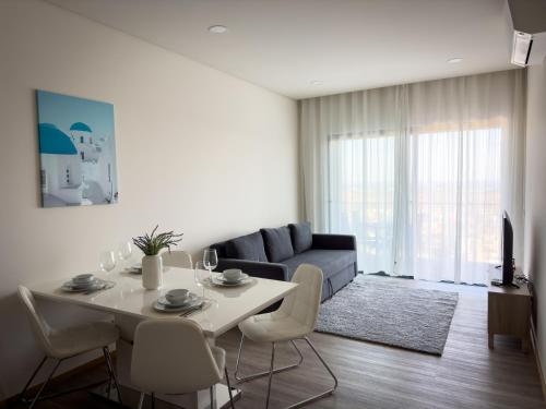 Elegant Oceanview Apt w Infinity Pool, 5min Beach A in Other