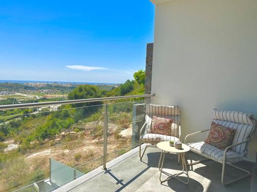 Balcony/terrace, Elegant Oceanview Apt w Infinity Pool, 5min Beach A in Other