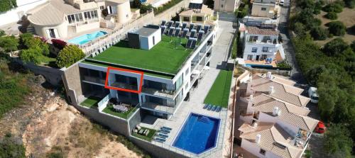 Elegant Oceanview Apt w Infinity Pool, 5min Beach A in Other