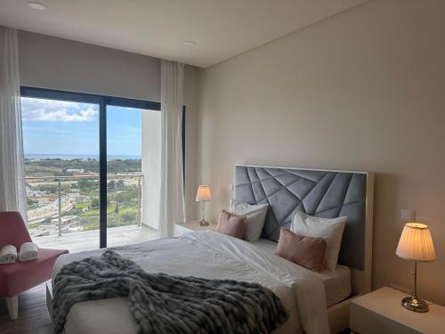 Elegant Oceanview Apt w Infinity Pool, 5min Beach A in Other