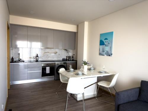Elegant Oceanview Apt w Infinity Pool, 5min Beach A in Other