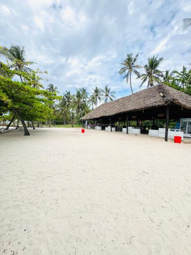 Bahari Studio Beach Front Apartment. in Mombasa