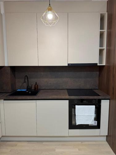 5-Min Walk to Airport Brand New & Modern Apartment