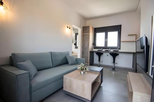 1 queen bed, 1 sofa bed