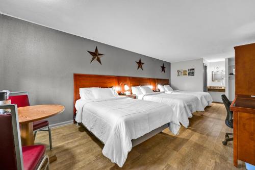 3 double beds