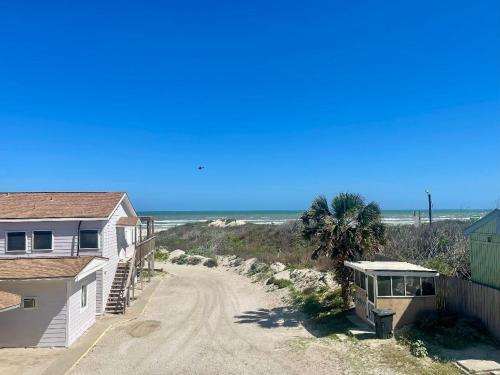Beachgate Condo Suites and Hotel 227 condo - image 4