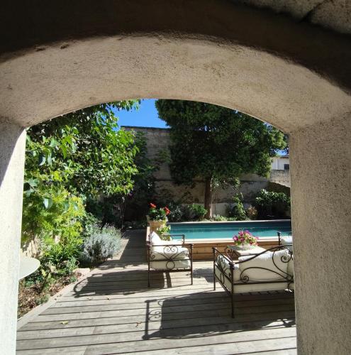 VILLA ADOYA Chambre d'hôtes Aigues-Mortes intra muros au calme climatisation réversible PISCINE WIFI ascenseur PARKING gratuit
