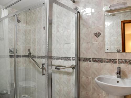Bathroom, Beech Cottage - Uk49564 in Littlebeck