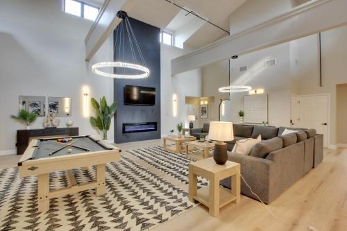 Sleeps 40! Entire Condotel Outside Overland Park
