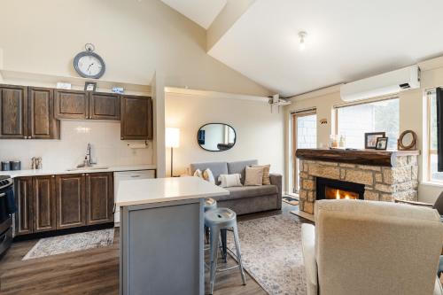 R & R Retreat Luxury Condo in Whistler, Canada